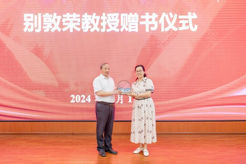 赠书仪式.jpg 赠书仪式.jpg