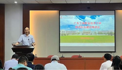 和飞讲话.jpg 和飞讲话.jpg