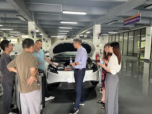 Terry Yan一行了解新能源汽车构造.jpg Terry Yan一行了解新能源汽车构造.jpg