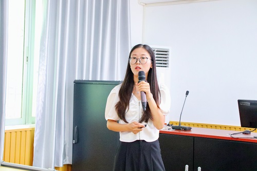 徐晨阳作讲座.jpg 徐晨阳作讲座.jpg