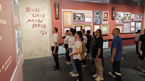 现场参观.jpg 现场参观.jpg