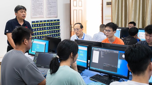 和飞在星湖校区听课.jpg 和飞在星湖校区听课.jpg