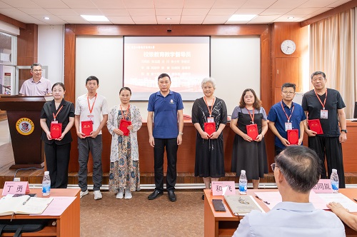 丁勇为校级督导颁发聘书.JPG 丁勇为校级督导颁发聘书.JPG