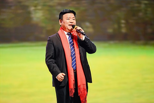 副董事长莫秀全献唱.jpg 副董事长莫秀全献唱.jpg