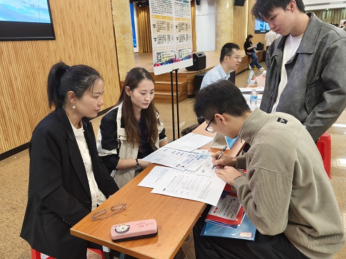 毕业生填登记表.jpg 毕业生填登记表.jpg