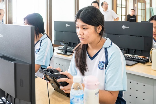 学生体验无人机模拟驾驶.jpg 学生体验无人机模拟驾驶.jpg