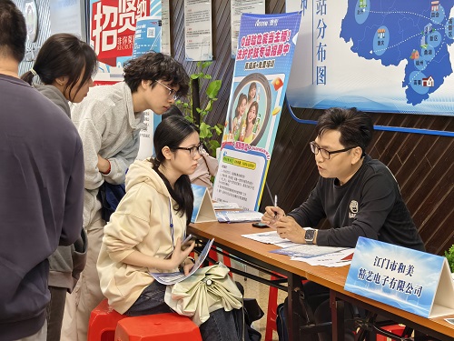 毕业生与用人单位交谈2.jpg 毕业生与用人单位交谈2.jpg