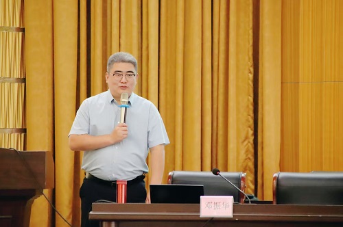 邓振华主讲.jpg 邓振华主讲.jpg