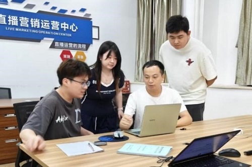 教师指导学生备赛.jpg 教师指导学生备赛.jpg