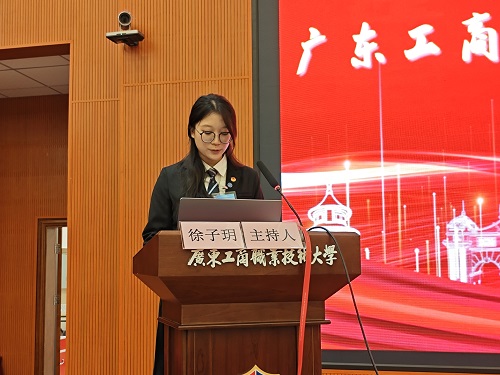 徐子玥作工作报告.jpg 徐子玥作工作报告.jpg