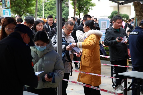 考生扫码进场.jpg 考生扫码进场.jpg