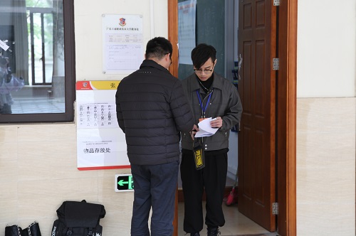 考生接受检查.jpg 考生接受检查.jpg