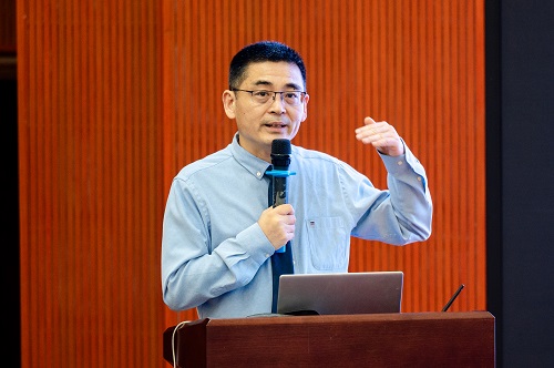 徐嘉主讲.JPG 徐嘉主讲.JPG