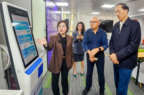 现场参观.jpg 现场参观.jpg