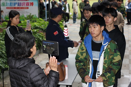 考生进行人脸识别.jpg 考生进行人脸识别.jpg