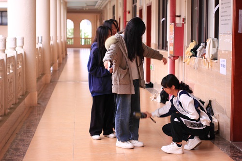 考生接受检查.jpg 考生接受检查.jpg