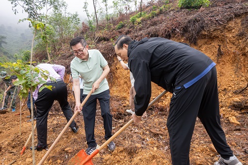 和飞、刘志坚与大家植树.jpg