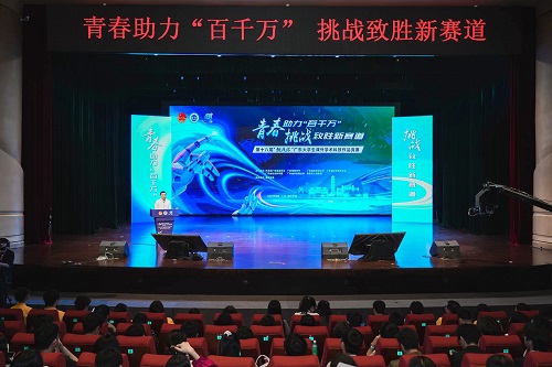 “挑战杯”终审决赛现场.jpg