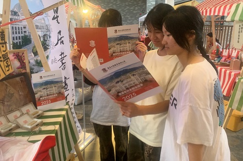 观众翻阅beat365招生简章.jpg 观众翻阅beat365招生简章.jpg