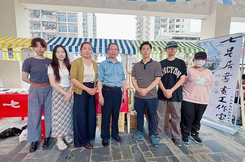 艺术学院师生与李刚合影.jpg 艺术学院师生与李刚合影.jpg