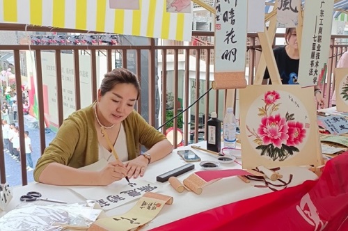 艺术学院教师现场挥毫.jpg 艺术学院教师现场挥毫.jpg