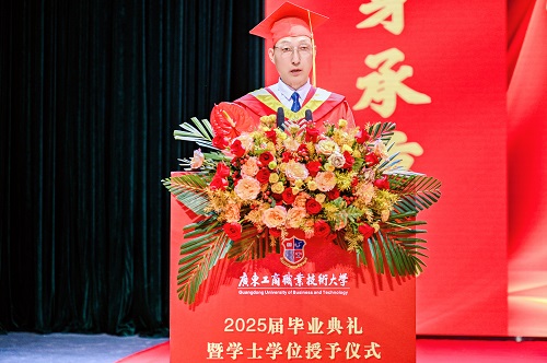 和飞讲话.jpg 和飞讲话.jpg