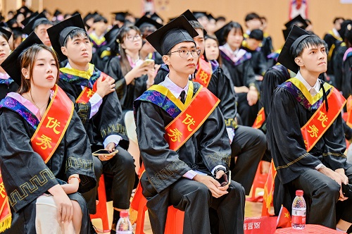 典礼上的毕业生1.jpg 典礼上的毕业生1.jpg