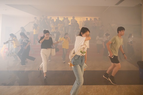 逃生演练.jpg 逃生演练.jpg