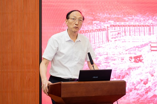 和飞讲话.JPG 和飞讲话.JPG