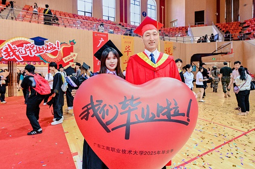 毕业生与校长和飞合影.jpg 毕业生与校长和飞合影.jpg